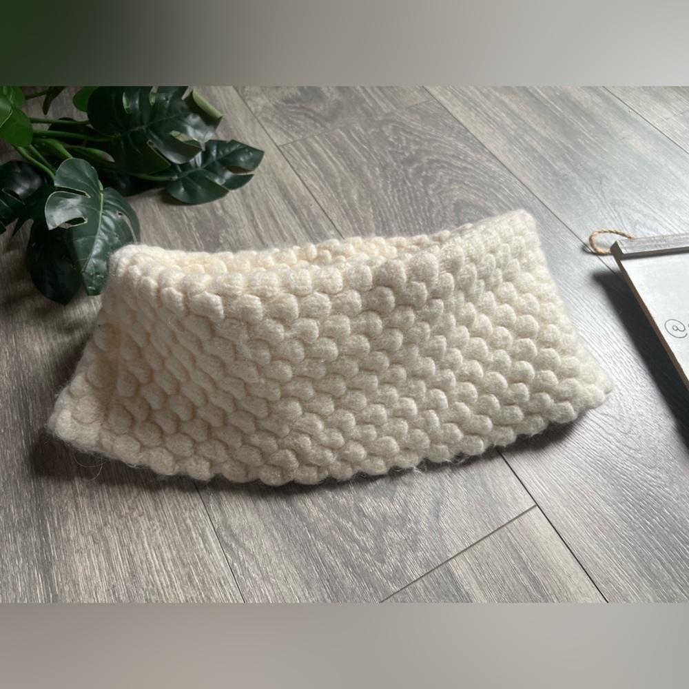 Banana Republic Elegant Italian Yarn Funnel Neck Warmer Infinity Scarf in Cream.